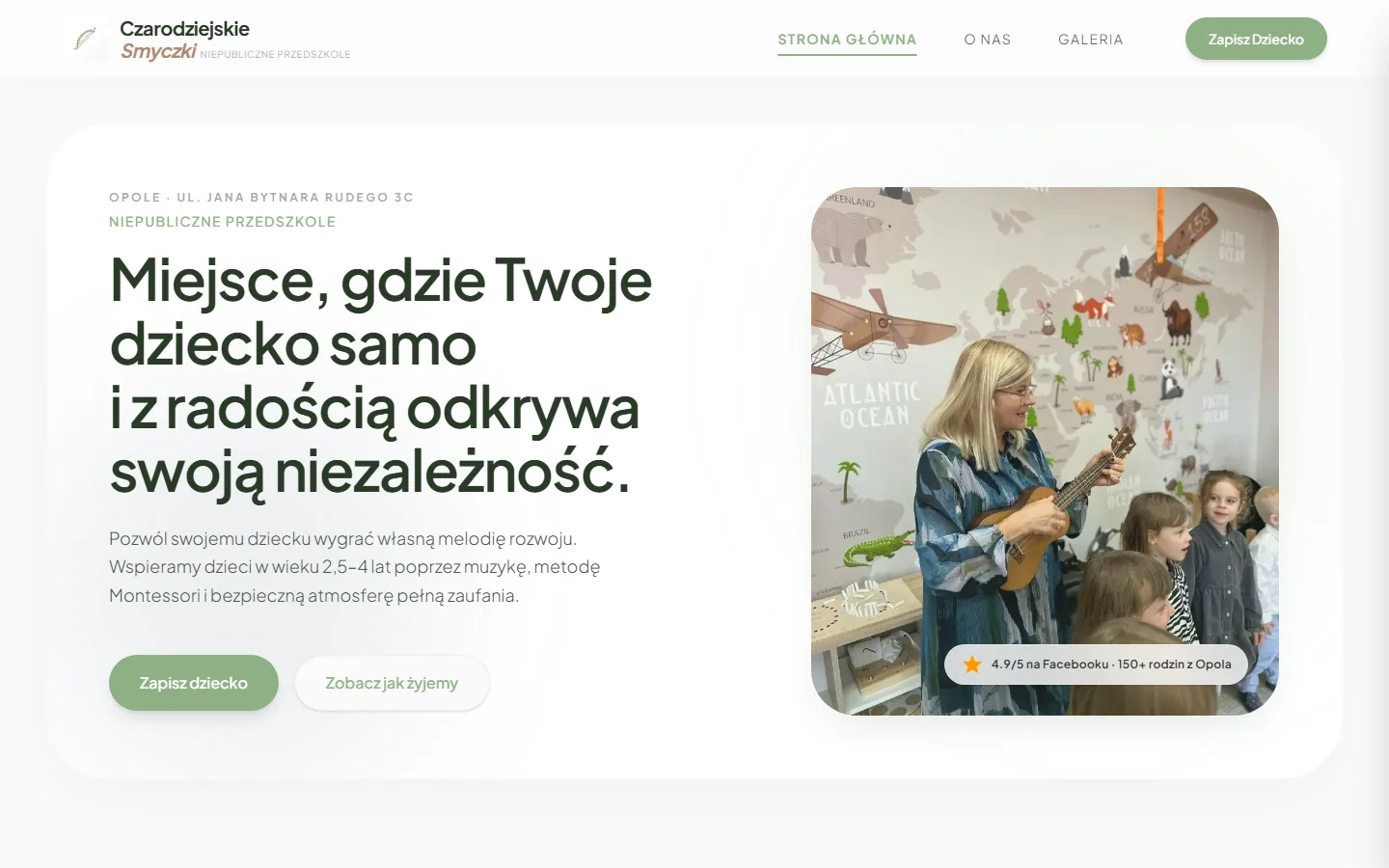 Pierwszy ekran nowej strony Czarodziejskich Smyczków: nagłówek o samodzielności dziecka, przyciski Zapisz dziecko i Zobacz jak żyjemy, obok zdjęcie nauczycielki grającej dzieciom na ukulele